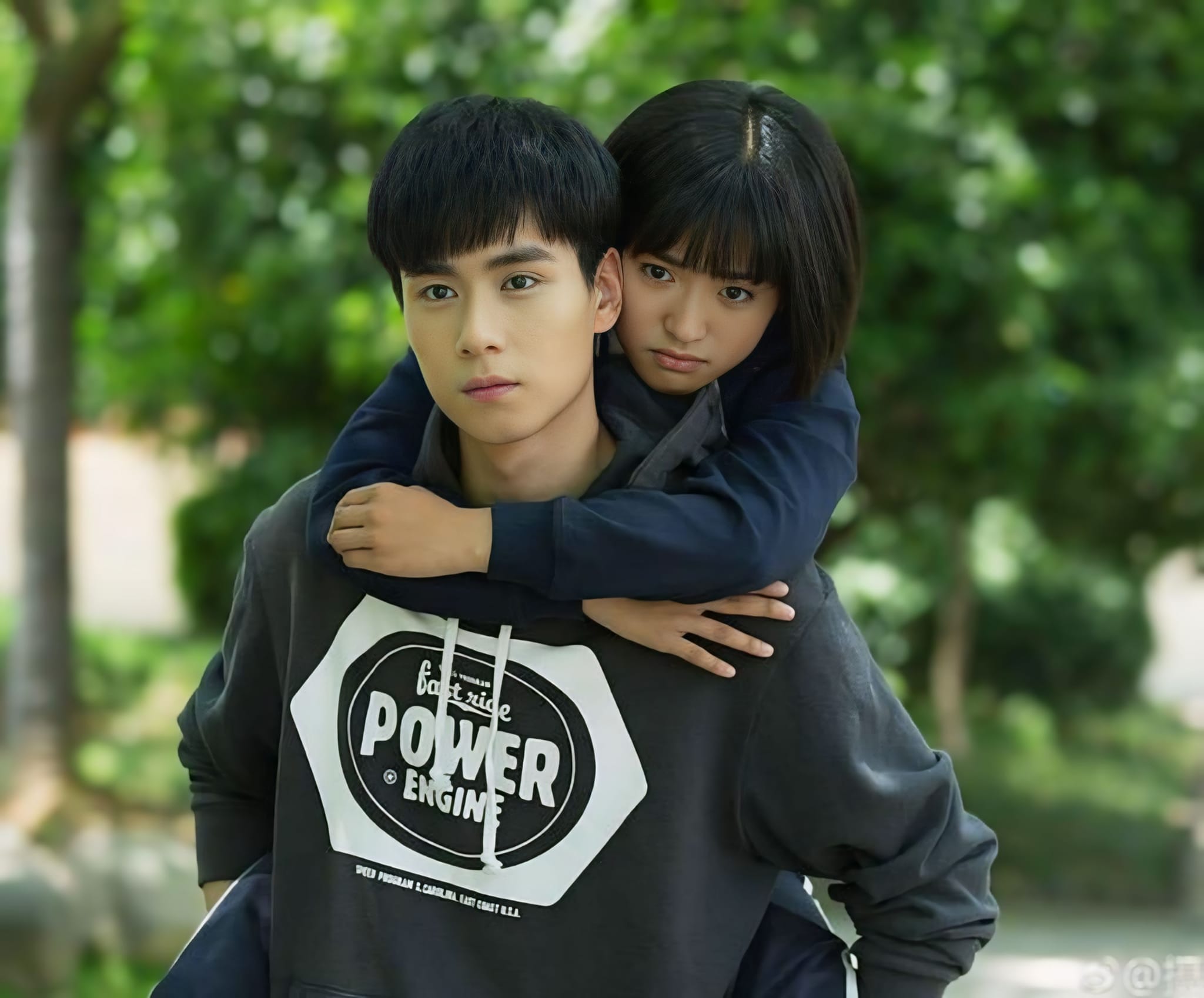 Foto casal - homem carregando mulher nas costas (cavalinho)