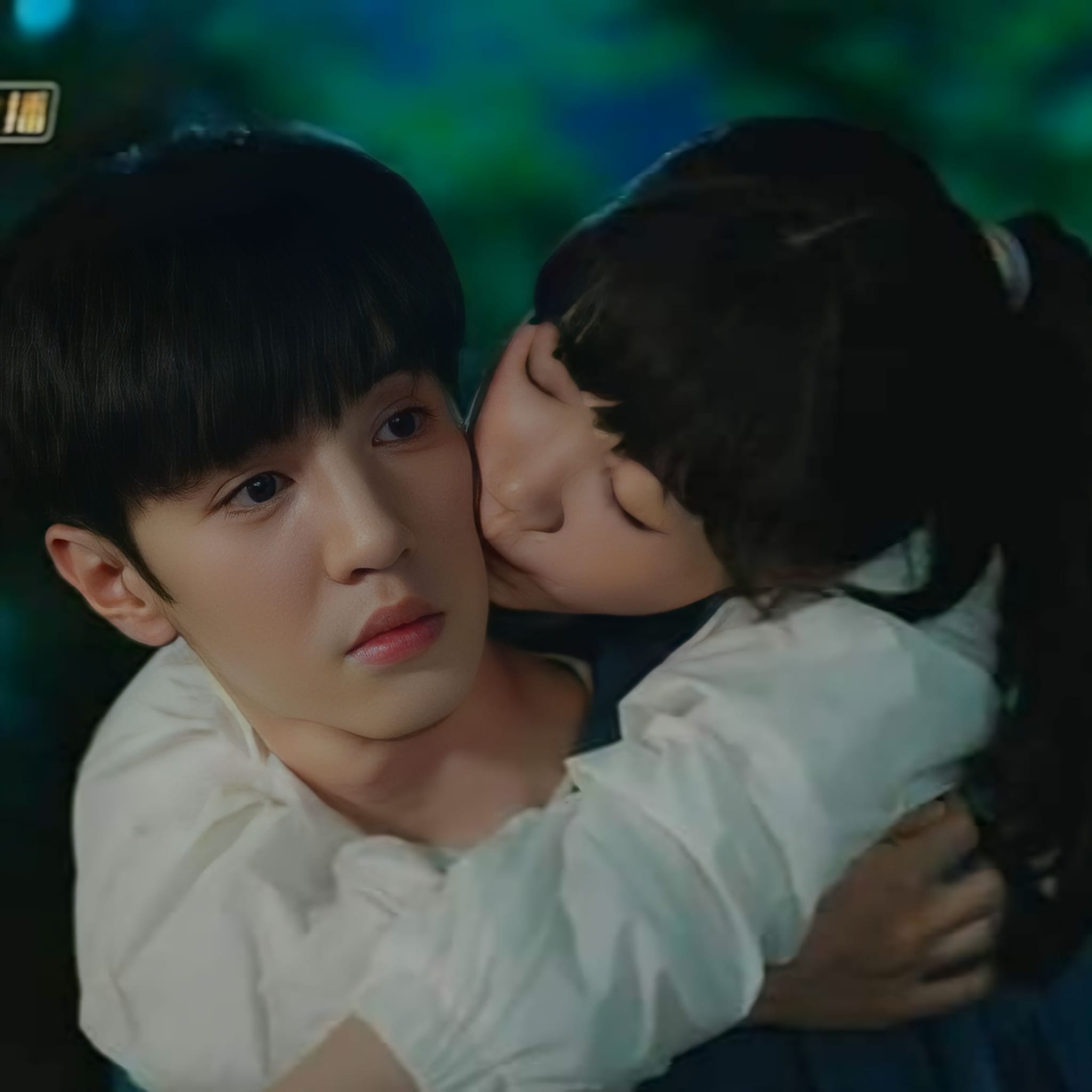 Foto casal - homem carregando mulher nas costas (cavalinho)