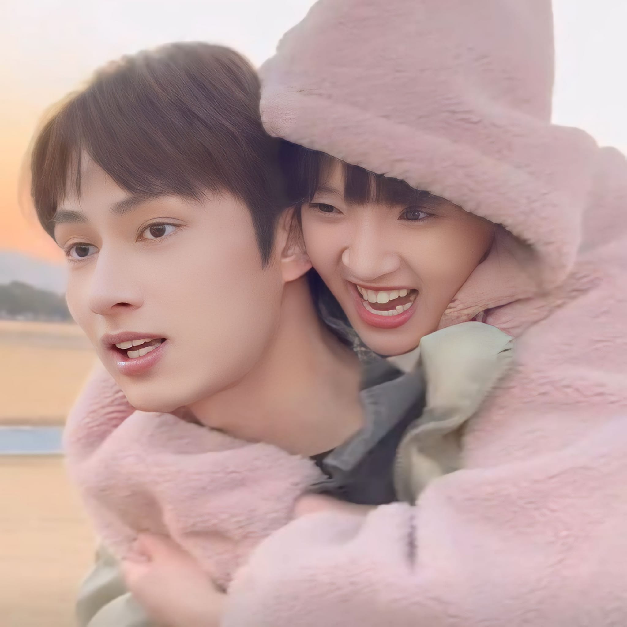 Foto casal - homem carregando mulher nas costas (cavalinho)