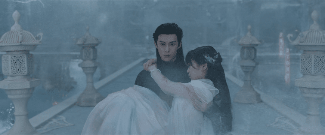 Um casal - Homem carregando mulher nos braços